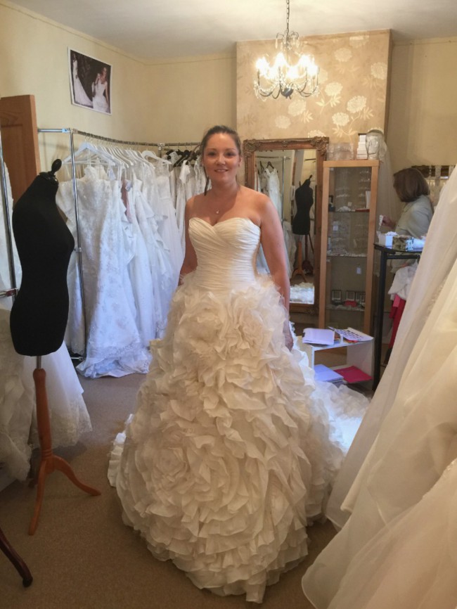 Intuzuri Abigail (extra long train) tulle and taffetta & ho - Second Hand Wedding Dresses ...
