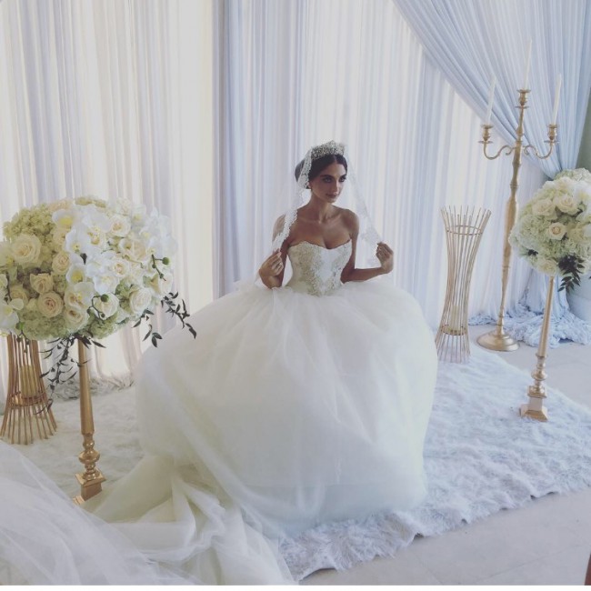 Vera Wang Marianna Preowned Wedding Dress on Sale 39% Off - Stillwhite